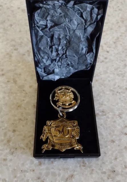 MANCHESTER UNITED FOOTBALL Club Commemorative Busby Babe Keyring And