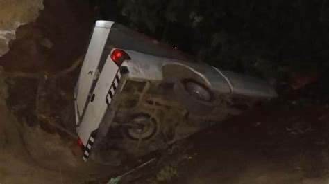 Vuelca camioneta en el Valle Central solo daños materiales