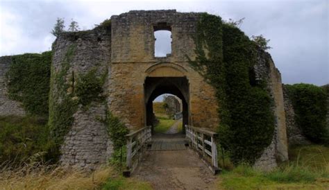 Helmsley Castle | aw-history.co.uk