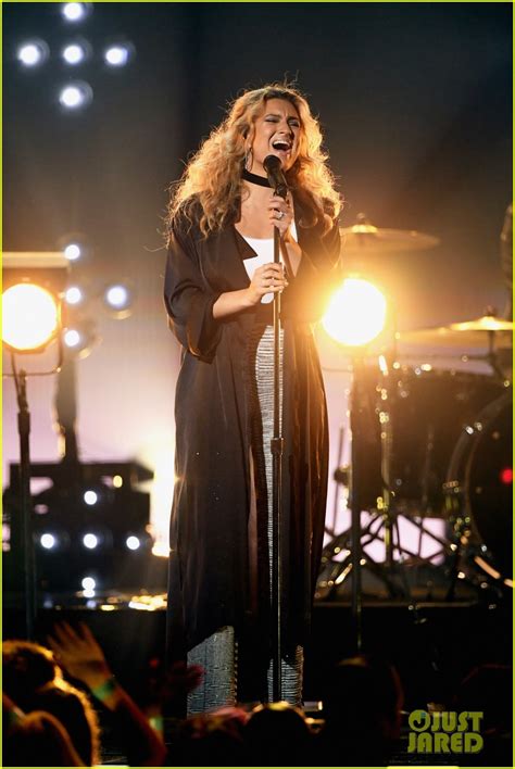 Tori Kelly Joins Dan Shay For Speechless Performance At Billboard