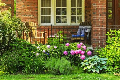 22 Fabulous And Welcoming Front Porch Garden Ideas