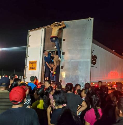 Rescatan a 350 migrantes encerrados en la caja de un tráiler en