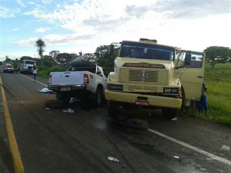 Acidente Entre Hilux E Caminh O Mata Mulher E Deixa Tr S Feridos