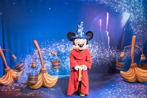 Photos Mickey Mouse Meet And Greet Moves To New Set At Disneys