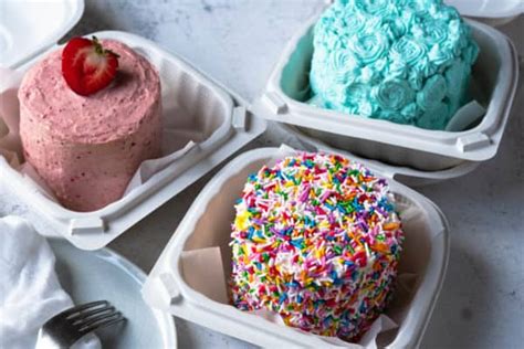 Cute Lunch Box Cakes With Whipped Cream Frosting Bento Cakes Busy