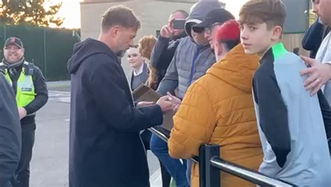 Jurgen Klopp S Touching Gesture To Fans Minutes After Press Conference