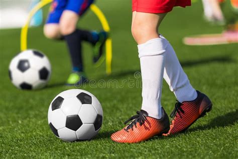 Bambino Che Calcia La Palla Da Calcio In Un Duello I Calciatori In