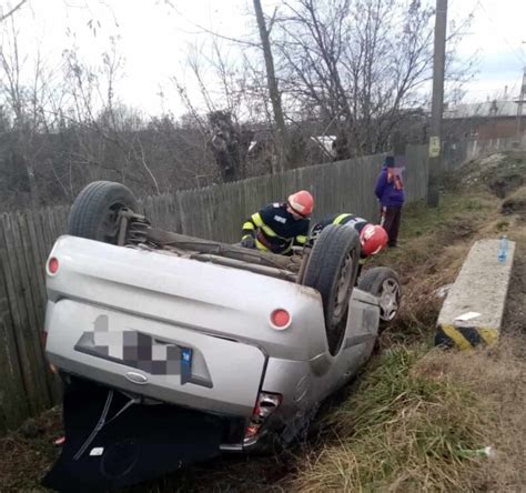 FOTO Mașină răsturnată în afara drumului într o localitate din Argeș