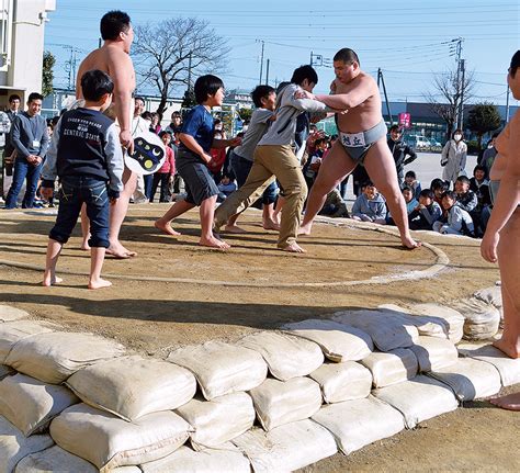 岩原小 次代へ継ぐ土俵再興 「小田原場所」の土で補修 足柄 タウンニュース