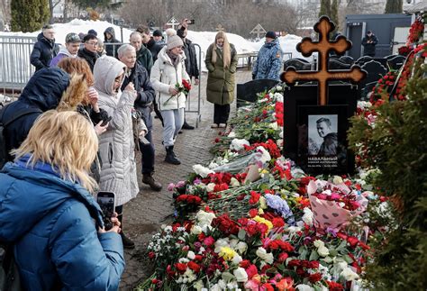 Menschen Besuchen Weiter Nawalnys Grab Auf Friedhof