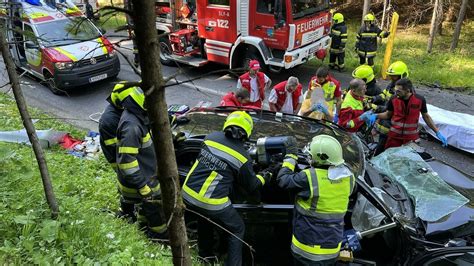 Verletzte Personen Berholman Ver F Hrte Zu Schwerem Autounfall