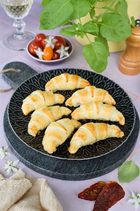 Mini croissants mozzarella tomates séchées basilic apéro