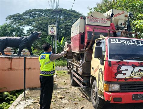 Kurang Konsentrasi Saat Berkendara Pengendara Motor Tewas Terlindas