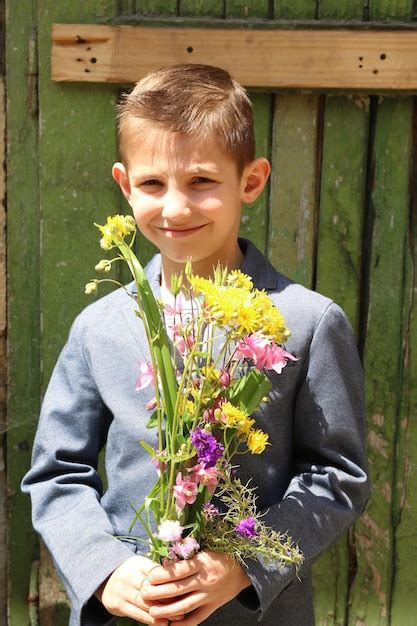 Premium Photo Man Holding Flower Bouquet