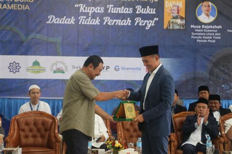 Kupas Tuntas Buku Dadak Tidak Pernah Pergi Mengabdi Untuk Mengabadi