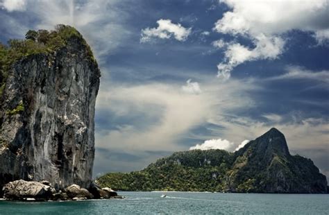 The Phi Phi Islands in Thailand - Places To See In Your Lifetime