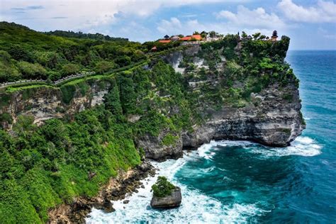 uluwatu temple  bali famous cliff sunset spot
