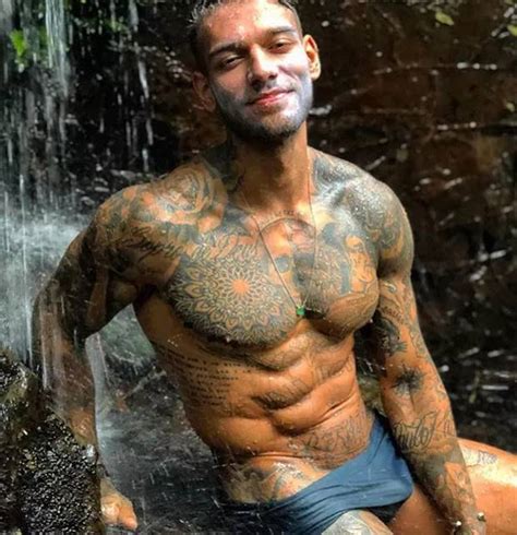 Cantor Lucas Lucco exibe a rola grande na cueca Fotos de Pênis