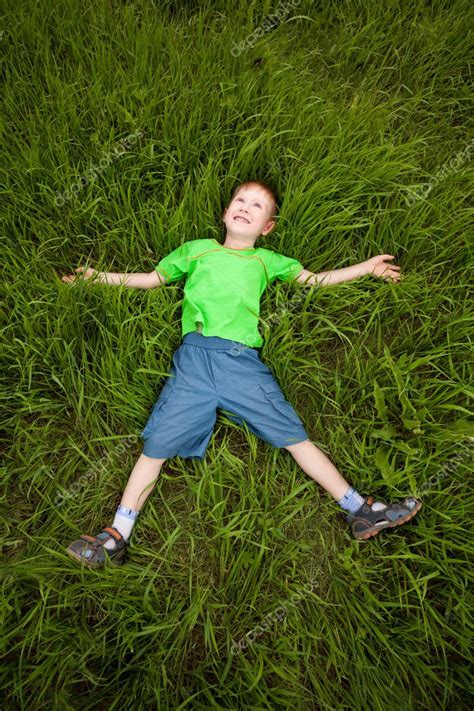 Niño tendido en la hierba fotografía de stock chesterf 11754563