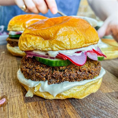 Burger Van Geroosterde Rode Biet Bruine Rijst En Kikkererwten Met Kool