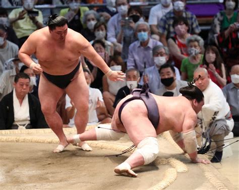 ＜大相撲名古屋場所14日目＞照ノ富士（手前）は正代に引き落としで敗れる （撮影・奥 調） ― スポニチ Sponichi Annex スポーツ