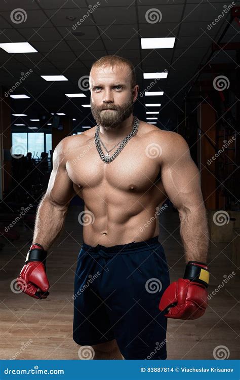 Boxeo Muscular Fuerte Del Hombre En El Gimnasio Foto De Archivo