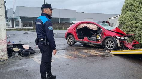 Muere Un Conductor De A Os Al Chocar Contra La Valla De Una F Brica