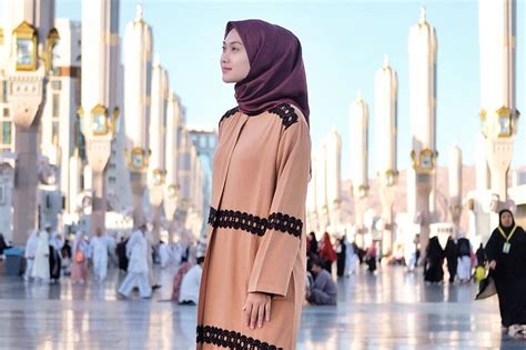 Gaya Indah Nada Puspita Dengan Abaya Saat Umroh