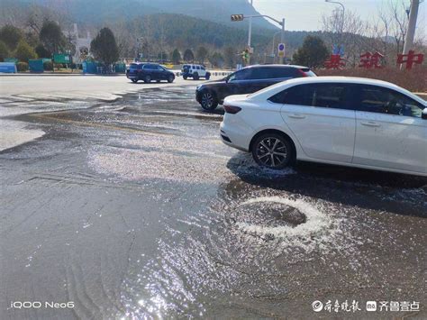 情报站济南旅游路附近一井盖冒水，清水直流！市民心疼盼维修