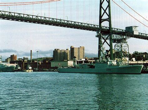 Royal Canadian Navy : Ships in Halifax, 1992.