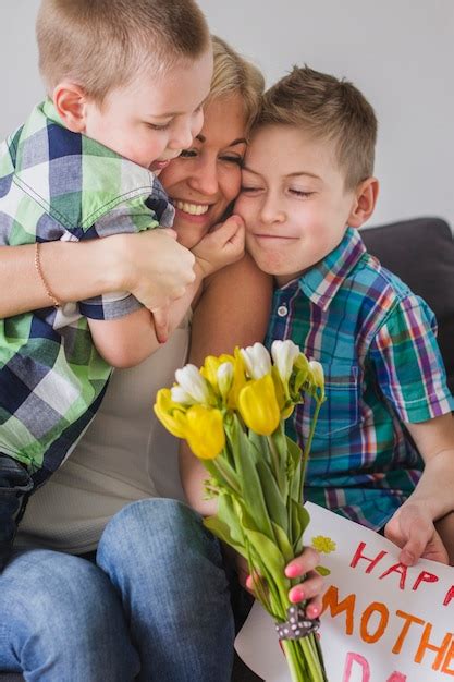 Mujer Celebrando El Día De La Madre Con Sus Hijos Descargar Fotos Gratis