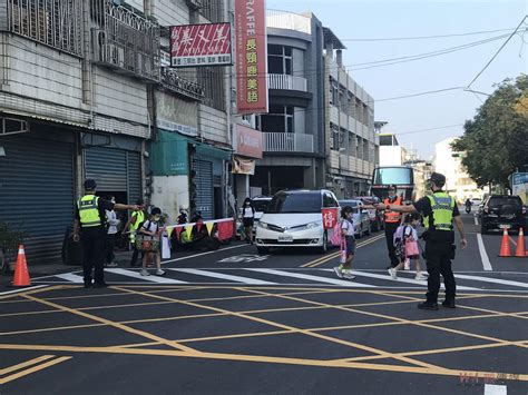 影／開學了！波麗士執行護童專案 警察大頭娃娃迎學童上學 蕃新聞