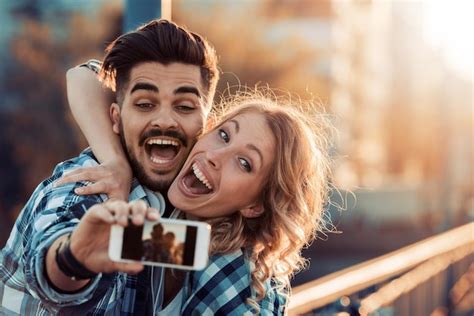 Feliz Pareja Joven Tomando Selfie Foto Premium