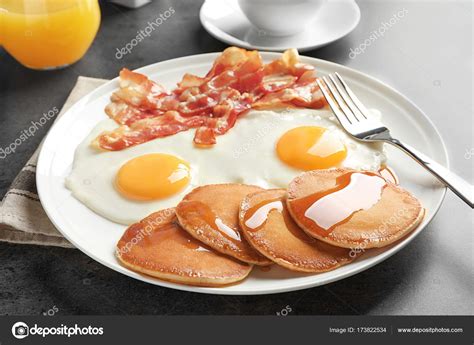 Tasty Breakfast With Pancakes Fried Eggs And Bacon — Stock Photo