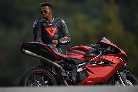 MotoGP transferência de Lewis Hamilton para a Ferrari desperta paixão