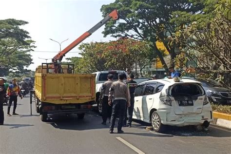 Tiga Mobil Terlibat Kecelakaan Beruntun Di Jalan Pasteur Bandung