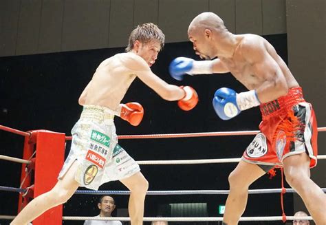 Wba世界バンタム級指名挑戦者決定戦でサンティリャン（右）と打ち合う石田匠 ― スポニチ Sponichi Annex 格闘技