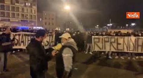 Bologna Protesta In Piazza Contro Le Misure Restrittive Del Governo