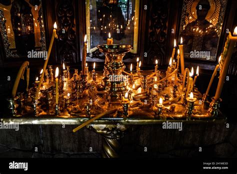 Las Velas Encendidas En Un Pedestal Cerca De Los Iconos En La Capilla