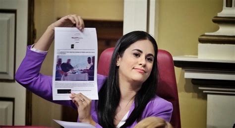 Vidina Espino pregunta a Torres por su relación personal con la empresa