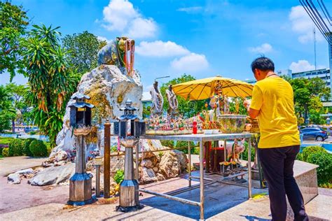 Devotys Prays En El Santuario Conmemorativo Del Cerdo Bangkok Thailand