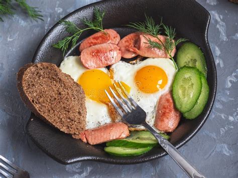 Desayuno R Pido Y Caluroso De Huevos Revueltos Y De Salchichas En Una