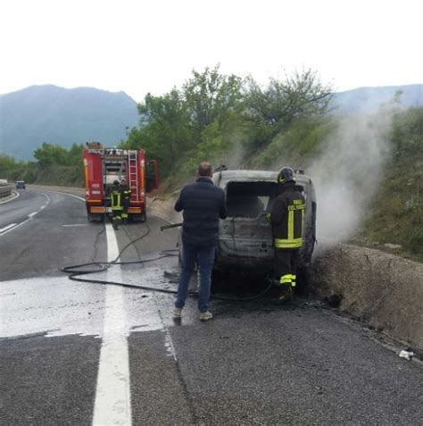 Auto In Fiamme Sulla A Foto Terre Marsicane