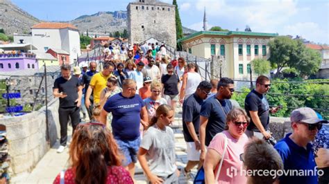 STARI GRAD U KOLOVOZU Rusi se žale na vrućinu Nijemci hvale roštilj i