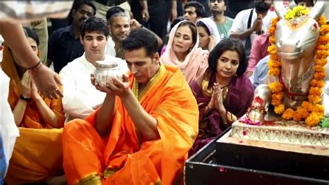 Akshay Kumar Offers Prayers At Mahakaleshwar Temple With Son Aarav On