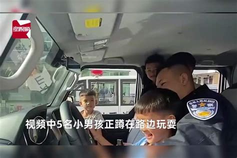 5名男孩路遇警车行礼致敬，开心追到派出所扒门，被抱上警车圆梦 警车 开心 路遇