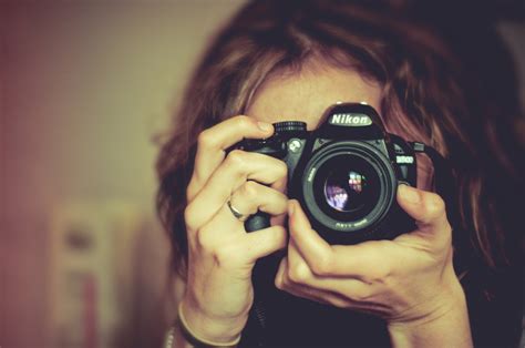 gambar tangan  gadis fotografi juru potret slr lensa