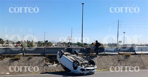 Conductor Se Salva De Milagro Tras Volcadura En La Carretera Irapuato Abasolo Periódico Correo