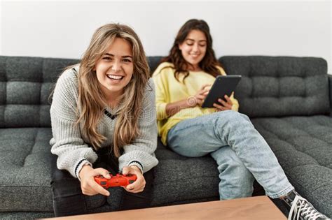 Pareja Joven Sonriendo Feliz Jugando A Videojuegos Y Usando Touchpad En