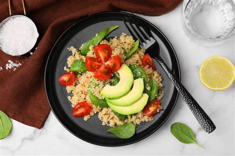 Ensalada Deliciosa De Quinua Con Tomates Aguacates Y Hojas De Espinacas